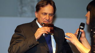 Zadar, 19032011.
Sportska dorana u Benkovcu.
Obiljezavanje 21. obljetnice HDZ-a u Benkovcu.
Na slici: ministar Bozidar Kalmeta pije rakiju koju mu je ponudila Indira iz grupe Colonia
Foto: Vladimir Ivanov / CROPIX