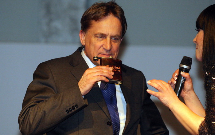 Zadar, 19032011.
Sportska dorana u Benkovcu.
Obiljezavanje 21. obljetnice HDZ-a u Benkovcu.
Na slici: ministar Bozidar Kalmeta pije rakiju koju mu je ponudila Indira iz grupe Colonia
Foto: Vladimir Ivanov / CROPIX