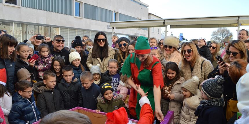 Djed Božićnjak iz Laponije stigao na Forum- poštom! Djed Božićnjak iz Laponije stigao na Forum- poštom!