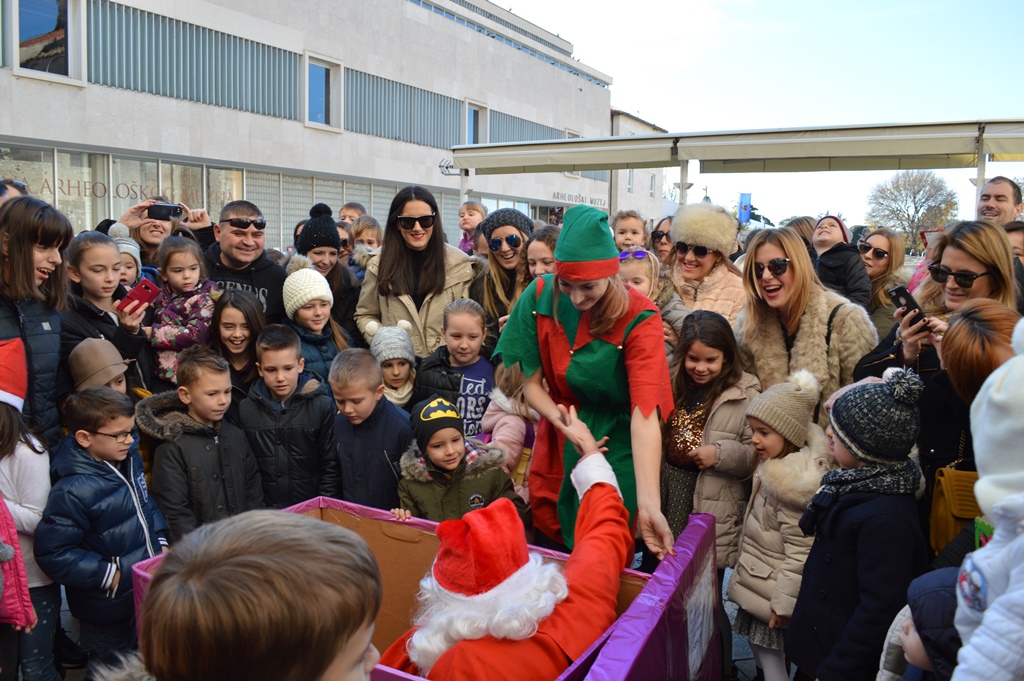 Djed Božićnjak iz Laponije stigao na Forum- poštom!