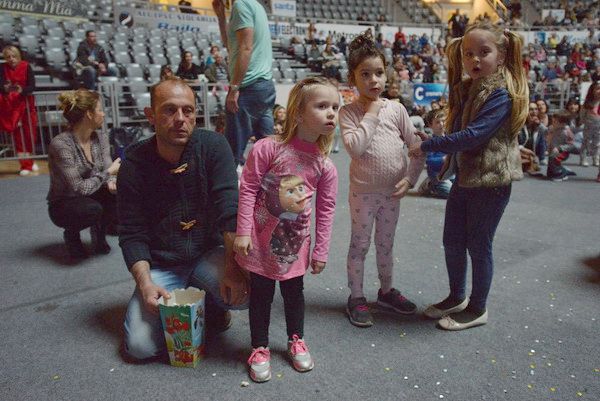 Predstava “Maša i Medvjed” moskovskog Dječjeg kazališta oduševila zadarske mališane Predstava “Maša i Medvjed” moskovskog Dječjeg kazališta oduševila zadarske mališane