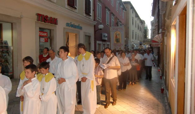 Katolici u Zadru misnim slavljem i procesijom proslavili Tjelovo