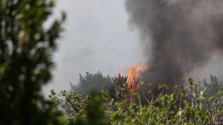 Vatrogasci i kanaderi lokalizirali požar u blizini gradskog deponija Vatrogasci i kanaderi lokalizirali požar u blizini gradskog deponija