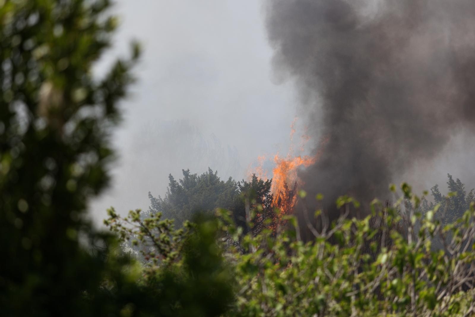 Vatrogasci i kanaderi lokalizirali požar u blizini gradskog deponija Vatrogasci i kanaderi lokalizirali požar u blizini gradskog deponija