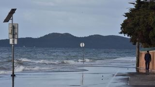 Orkanski Lebić bacao barke po cesti. Foto: Dino Stanin/PIXSELL