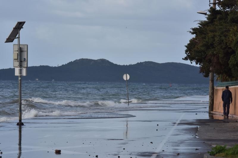 Orkanski Lebić bacao barke po cesti. Foto: Dino Stanin/PIXSELL