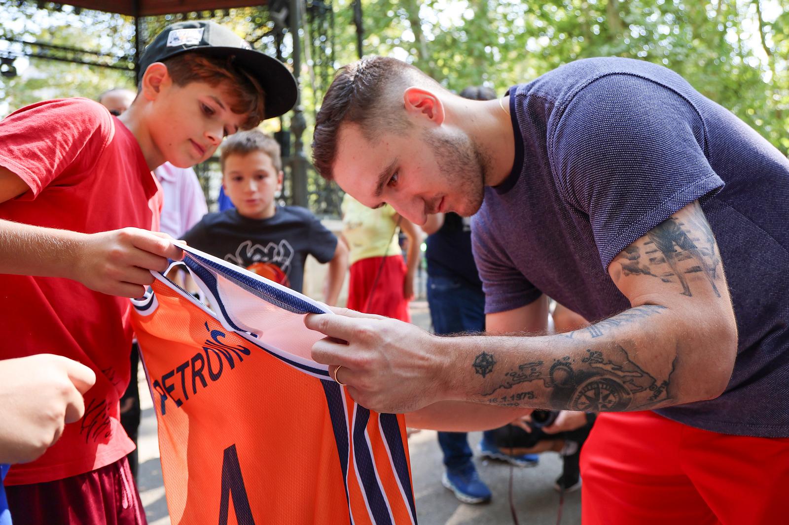 Druženje s košakašima povodom 60. rođendana Dražena Petrovića Druženje s košakašima povodom 60. rođendana Dražena Petrovića