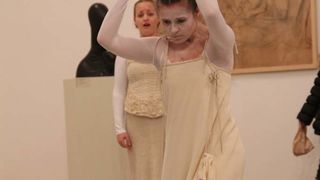 Glazbeno-plesni performans “Ona koja nosi”, foto: Iva Perinčić Glazbeno-plesni performans “Ona koja nosi”, foto: Iva Perinčić