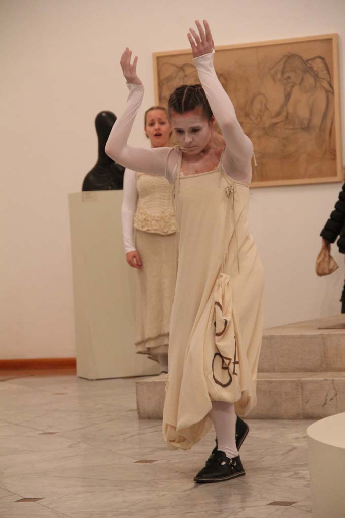 Glazbeno-plesni performans “Ona koja nosi”, foto: Iva Perinčić Glazbeno-plesni performans “Ona koja nosi”, foto: Iva Perinčić
