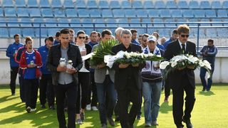 Na stadionu u Stanovima položeni vijenci i zapaljene svijeće za Hrvoja Ćustića Na stadionu u Stanovima položeni vijenci i zapaljene svijeće za Hrvoja Ćustića