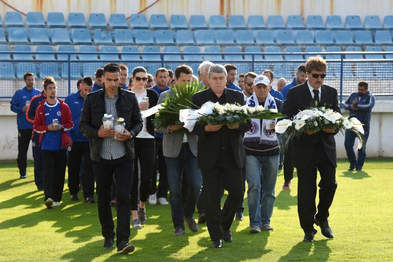 Na stadionu u Stanovima položeni vijenci i zapaljene svijeće za Hrvoja Ćustića Na stadionu u Stanovima položeni vijenci i zapaljene svijeće za Hrvoja Ćustića