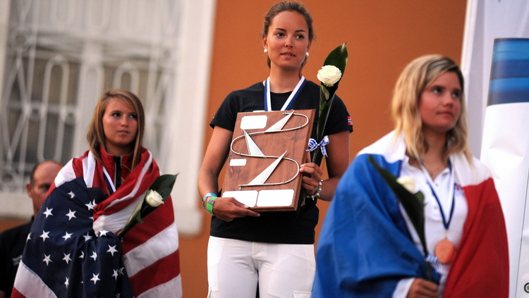 Zadar, 160711.
ISAF svjetsko juniorsko prvenstvo
Zadar 2011, 07.-15. srpanj 2011.
Zatvaranje jedrlicarskog prvenstva i podjela medalja i pehara najboljim momcadima.
Na slici: pobjednice u klasi Laser Radial za cure
1st NOR Tiril Bue,
2nd USA Erika Reinek Zadar, 160711.
ISAF svjetsko juniorsko prvenstvo
Zadar 2011, 07.-15. srpanj 2011.
Zatvaranje jedrlicarskog prvenstva i podjela medalja i pehara najboljim momcadima.
Na slici: pobjednice u klasi Laser Radial za cure
1st NOR Tiril Bue,
2nd USA Erika Reinek
