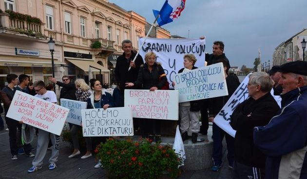 Brodjani se okupili na glavnom gradskom trgu i odlucno prosvjedovali protiv vladine politike vezano uz migratsku krizu i protiv izgradnje zimskog tranzitnog centra u industrijskoj zoni Bjelis u Slavonskom Brodu. Photo: Ivica Galovic/PIXSELL