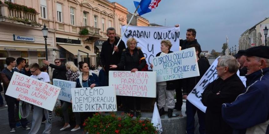 Brodjani se okupili na glavnom gradskom trgu i odlucno prosvjedovali protiv vladine politike vezano uz migratsku krizu i protiv izgradnje zimskog tranzitnog centra u industrijskoj zoni Bjelis u Slavonskom Brodu. Photo: Ivica Galovic/PIXSELL Brodjani se okupili na glavnom gradskom trgu i odlucno prosvjedovali protiv vladine politike vezano uz migratsku krizu i protiv izgradnje zimskog tranzitnog centra u industrijskoj zoni Bjelis u Slavonskom Brodu. Photo: Ivica Galovic/PIXSELL