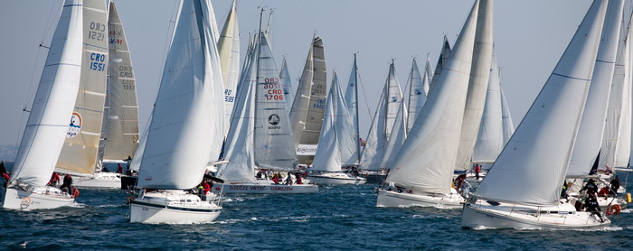 Zadar, 260211.
U Biogradskom akvatoriju se ovoga vikenda odrzava 11. Karnevalska regata. U tri jedrenja natjecati ce se 50-ak brodova.
Na slici: detalj sa subotnjeg jedrenja.
Foto: Vladimir Ivanov / CROPIX Zadar, 260211.
U Biogradskom akvatoriju se ovoga vikenda odrzava 11. Karnevalska regata. U tri jedrenja natjecati ce se 50-ak brodova.
Na slici: detalj sa subotnjeg jedrenja.
Foto: Vladimir Ivanov / CROPIX