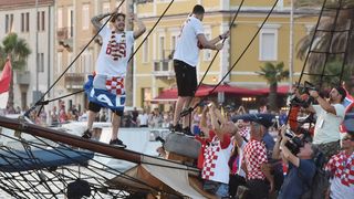 Svečani doček zadarskih Vatrenih: Jedrenjakom Branimir plovili od Gradskog mosta do gata na zadarskoj rivi