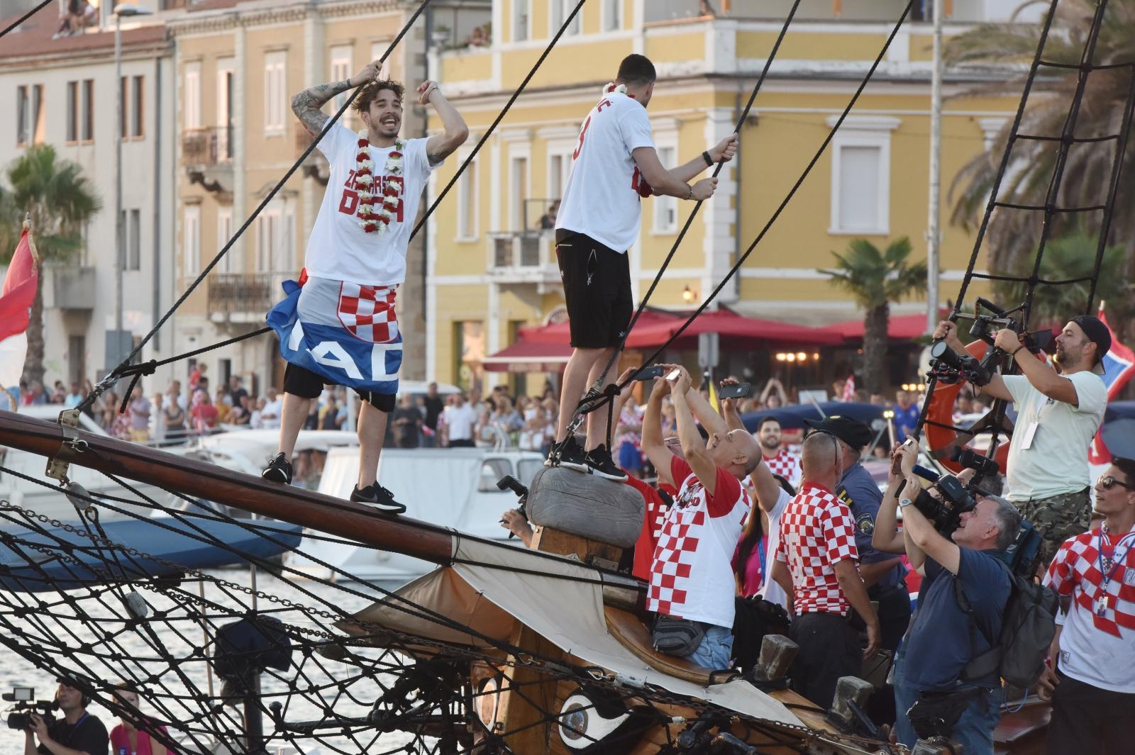Svečani doček zadarskih Vatrenih: Jedrenjakom Branimir plovili od Gradskog mosta do gata na zadarskoj rivi