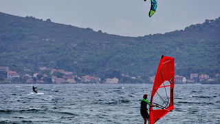 Kiteri i surferi uživali u jakom jugu