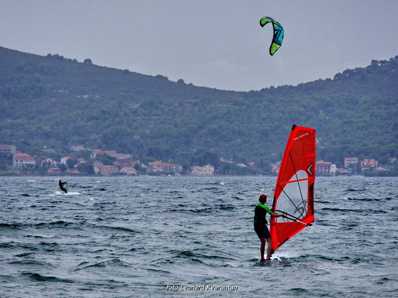 Kiteri i surferi uživali u jakom jugu