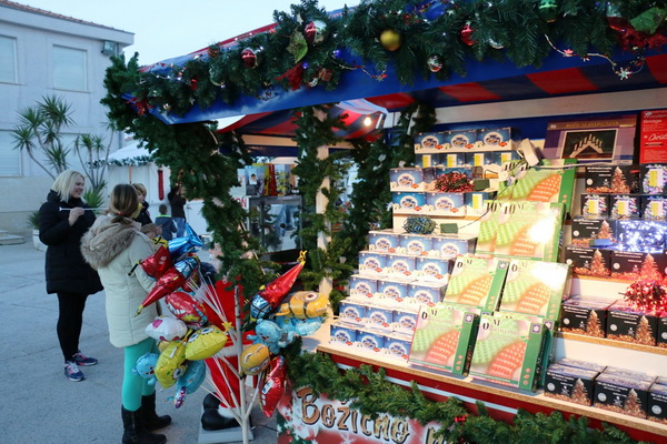 Paljenjem prve adventske svijeće i prigodnim zabavnim programom započela manifestacija Advent na otoku Viru