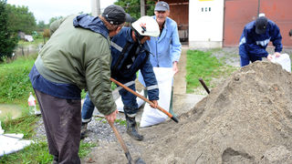 Rijeka Krapina se izlila iz svog korita nakon nekoliko dana neprekinutih kiša te je poplavila kuće i podrume u Zaprešiću, a vodostaj rijeke Save i dalje raste, Foto: Damir Krajac / CROPIX