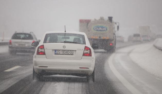 Snijeg koji pada otežava prometovanje autocestom A1 u oba pravca