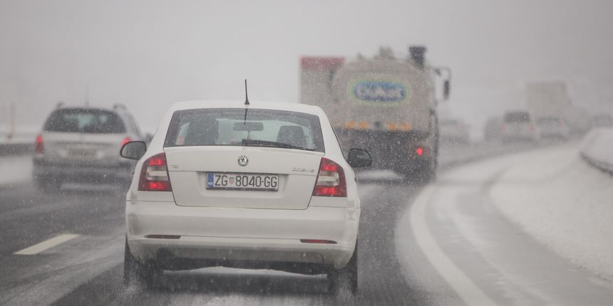 Snijeg koji pada otežava prometovanje autocestom A1 u oba pravca