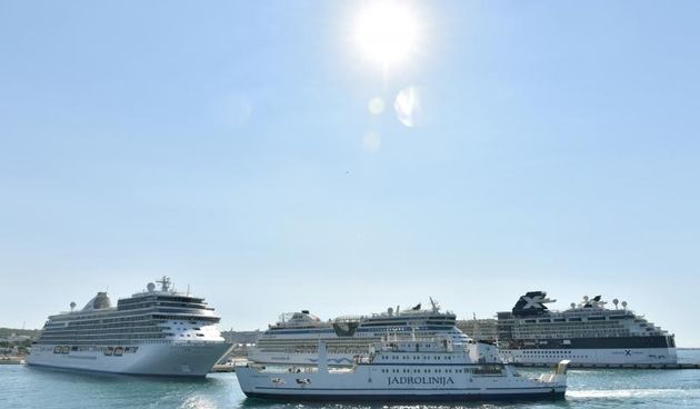 Tri megakruzera s preko 5 tisuća putnika uplovili u novu luku u Gaženici. Photo: Dino Stanin/PIXSELL