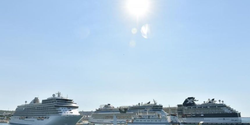 Tri megakruzera s preko 5 tisuća putnika uplovili u novu luku u Gaženici. Photo: Dino Stanin/PIXSELL