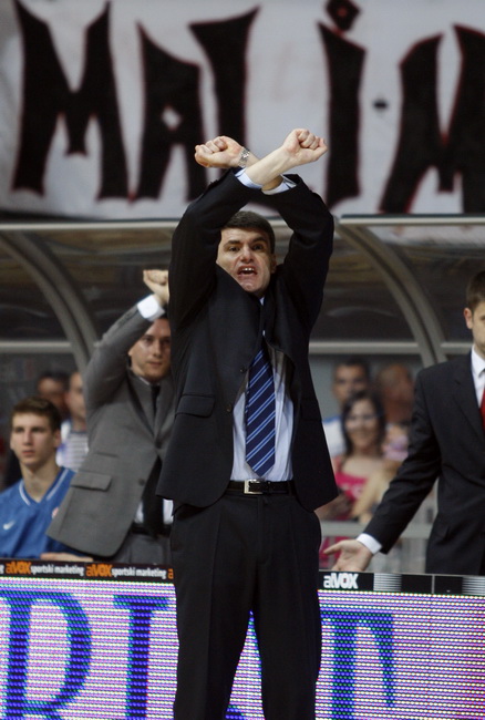 Zadar, 080610.
Dvorana Kresimir Cosic.
Cetvrta finalna kosarkaska utkmica izmedju Zadra i Cibone.
Na fotografiji: trener Cibone Velimir Perasovic.
Foto: Jure Miskovic / CROPIX Zadar, 080610.
Dvorana Kresimir Cosic.
Cetvrta finalna kosarkaska utkmica izmedju Zadra i Cibone.
Na fotografiji: trener Cibone Velimir Perasovic.
Foto: Jure Miskovic / CROPIX