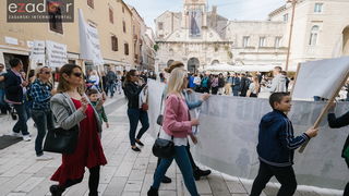 Prosvjedni skup roditelja protiv politike obaveznog cijepljenja Prosvjedni skup roditelja protiv politike obaveznog cijepljenja