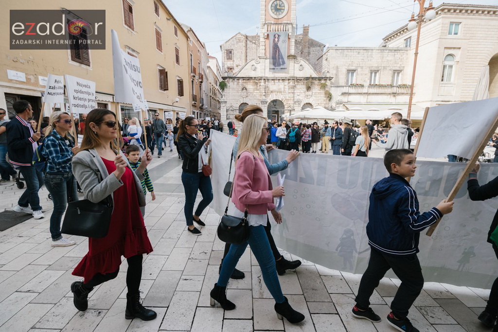 Prosvjedni skup roditelja protiv politike obaveznog cijepljenja Prosvjedni skup roditelja protiv politike obaveznog cijepljenja