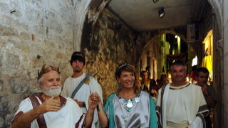 Split, 200812.
Tradicionalni “Dani Dioklecijana” koji se u Splitu uprilicuju zadnjih godina dozivljavaju svoju ekspanziju svake godine pa se tako i na vecerasnjoj manifestaciji zatvaranja natiskao prepun Peristil gdje se car Dioklecijan oprostio od svojih Split, 200812.
Tradicionalni “Dani Dioklecijana” koji se u Splitu uprilicuju zadnjih godina dozivljavaju svoju ekspanziju svake godine pa se tako i na vecerasnjoj manifestaciji zatvaranja natiskao prepun Peristil gdje se car Dioklecijan oprostio od svojih