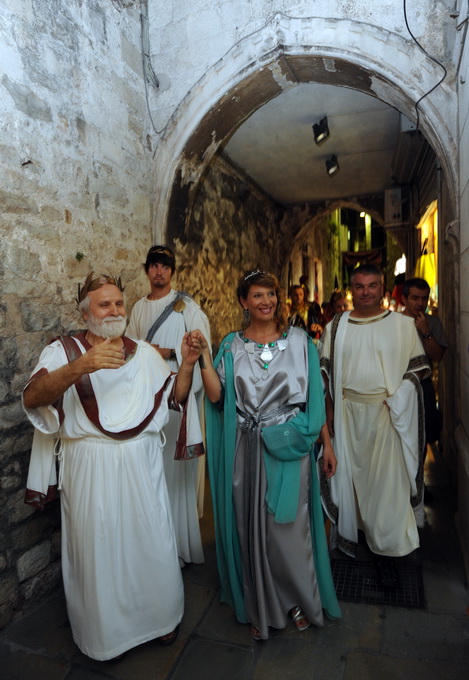 Split, 200812.
Tradicionalni “Dani Dioklecijana” koji se u Splitu uprilicuju zadnjih godina dozivljavaju svoju ekspanziju svake godine pa se tako i na vecerasnjoj manifestaciji zatvaranja natiskao prepun Peristil gdje se car Dioklecijan oprostio od svojih Split, 200812.
Tradicionalni “Dani Dioklecijana” koji se u Splitu uprilicuju zadnjih godina dozivljavaju svoju ekspanziju svake godine pa se tako i na vecerasnjoj manifestaciji zatvaranja natiskao prepun Peristil gdje se car Dioklecijan oprostio od svojih