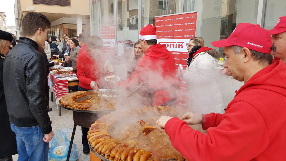 Turopoljsko srce srcu Zadra: Buševačke delicije i folklorni program na Forumu