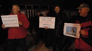 19.02.2014., Preko – U Preku na otoku Ugljanu organizirana je bakljada pod nazivom “Osvijetlimo otoke – jos nas ima”. Otocani protestiraju bakljadom protiv ukidanja malog ribolova i dr. Photo: Dino Stanin/PIXSELL 19.02.2014., Preko – U Preku na otoku Ugljanu organizirana je bakljada pod nazivom “Osvijetlimo otoke – jos nas ima”. Otocani protestiraju bakljadom protiv ukidanja malog ribolova i dr. Photo: Dino Stanin/PIXSELL