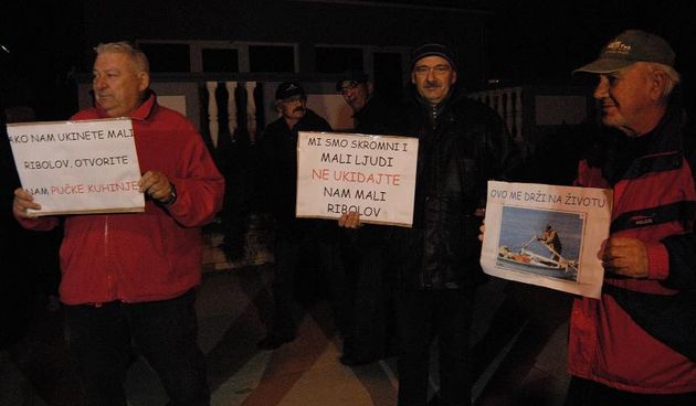 19.02.2014., Preko – U Preku na otoku Ugljanu organizirana je bakljada pod nazivom “Osvijetlimo otoke – jos nas ima”. Otocani protestiraju bakljadom protiv ukidanja malog ribolova i dr. Photo: Dino Stanin/PIXSELL