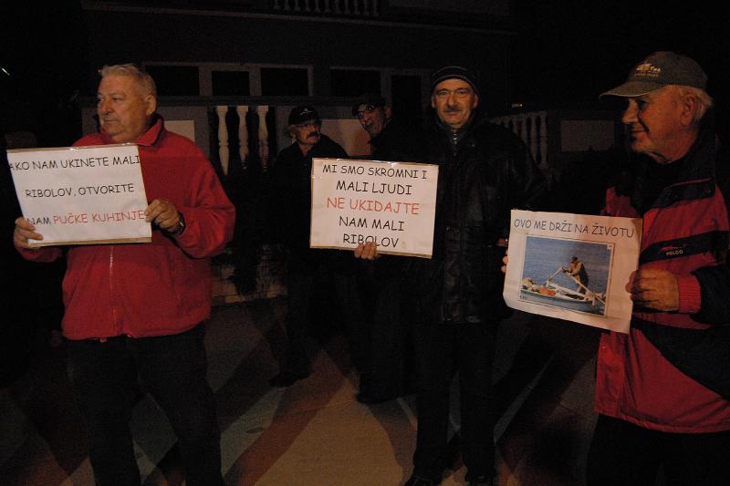 19.02.2014., Preko – U Preku na otoku Ugljanu organizirana je bakljada pod nazivom “Osvijetlimo otoke – jos nas ima”. Otocani protestiraju bakljadom protiv ukidanja malog ribolova i dr. Photo: Dino Stanin/PIXSELL 19.02.2014., Preko – U Preku na otoku Ugljanu organizirana je bakljada pod nazivom “Osvijetlimo otoke – jos nas ima”. Otocani protestiraju bakljadom protiv ukidanja malog ribolova i dr. Photo: Dino Stanin/PIXSELL