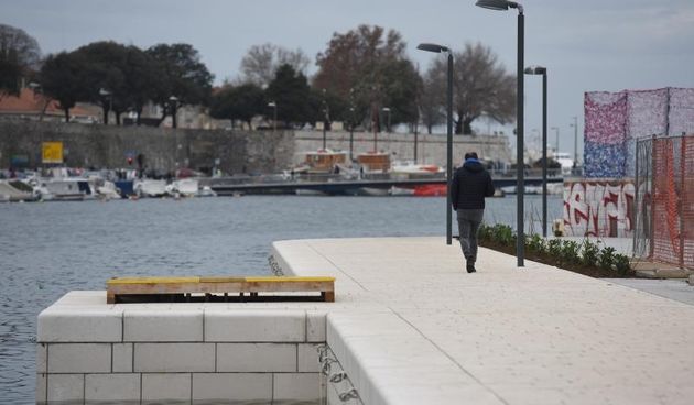Zavrseni su radovi na uredjenju dijela rive u uvali Jazine kod istezalista za brodove. Kada se uredi i dio rive ispred dvorane Jazine, citava obala u uvali postat ce nova setnica. Photo: Dino Stanin/PIXSELL