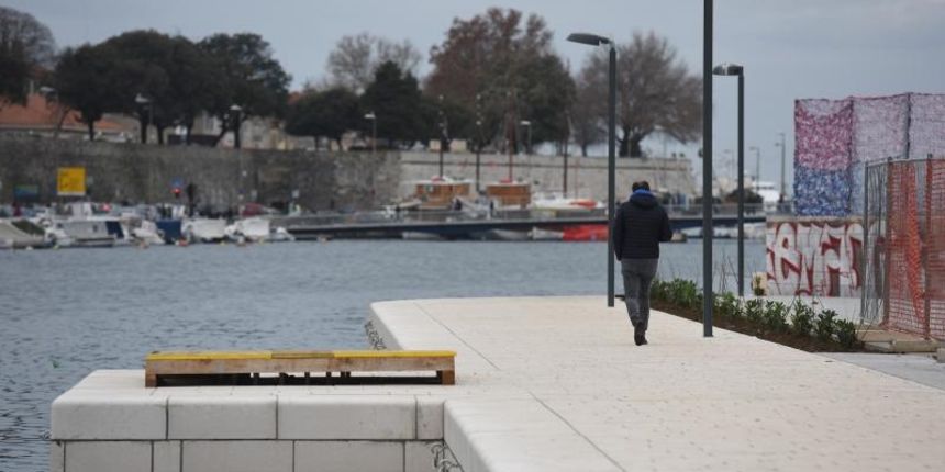 Zavrseni su radovi na uredjenju dijela rive u uvali Jazine kod istezalista za brodove. Kada se uredi i dio rive ispred dvorane Jazine, citava obala u uvali postat ce nova setnica. Photo: Dino Stanin/PIXSELL