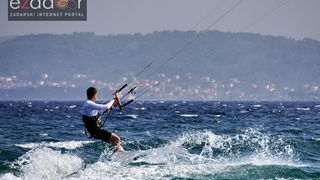 Guštanje surfera u jakom jugu Guštanje surfera u jakom jugu