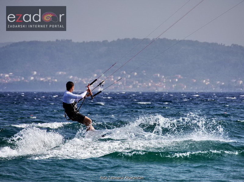 Guštanje surfera u jakom jugu Guštanje surfera u jakom jugu