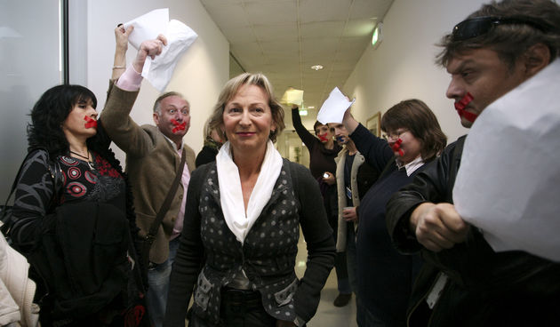 Zagreb, 191109. Prosvjed novinara HRT-a ispred prostorije gdje se odrzava programsko vijece. Na slici Hloverka Novak Srzic dolazi na vijece, Foto: Sasa Midzor Sucic / CROPIX