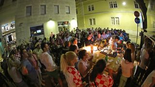 Utakmica Hrvatske i Kameruna gledala se u zadarskim kafićima, foto: Filip Brala/PIXSELL Utakmica Hrvatske i Kameruna gledala se u zadarskim kafićima, foto: Filip Brala/PIXSELL