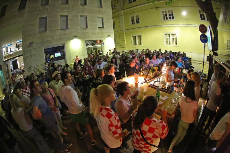 Utakmica Hrvatske i Kameruna gledala se u zadarskim kafićima, foto: Filip Brala/PIXSELL Utakmica Hrvatske i Kameruna gledala se u zadarskim kafićima, foto: Filip Brala/PIXSELL
