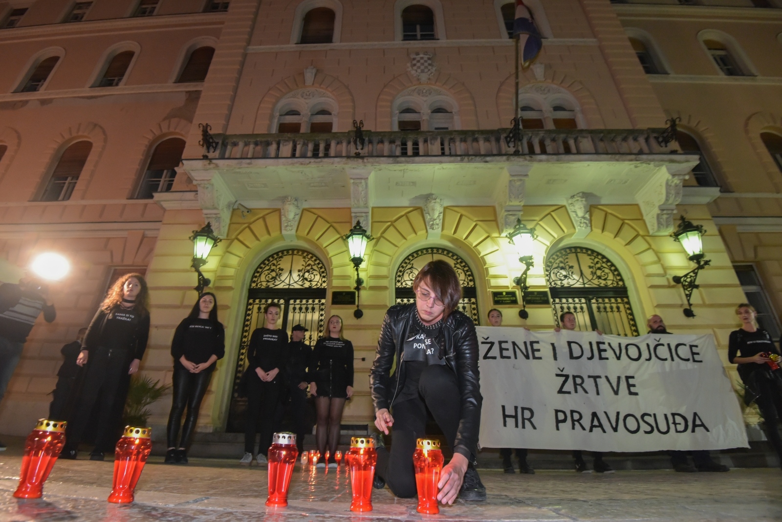 Klub studenata Antifijaka organizirao mirni prosvijed ispred Županijskog suda u Zadru