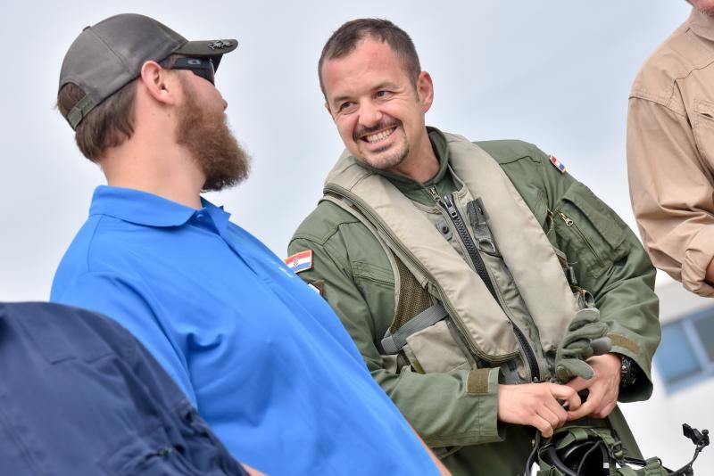 U Zracnoj bazi Zemunik odrzana je prezentacija pocetka letacke obuke na helikopterima OH-58D Kiowa Warrior koji su donacija americke vojske. Prezentaciji je naocio ministar obrane RH Damir Krsticevic koji je sudjelovao u trenaznom letu