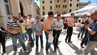 Zadar, 090513.
Jutros su clanovi izborne liste Konji na Narodnom trgu prikazali kako ce zapocinjati njihovi radni dani kada budu u gradskom vijecu. Kako izjavljuju, svaki dan ce poceti postavljanjem u vrstu i slusanjem himne, nakon cega slijedi jutarnja t Zadar, 090513.
Jutros su clanovi izborne liste Konji na Narodnom trgu prikazali kako ce zapocinjati njihovi radni dani kada budu u gradskom vijecu. Kako izjavljuju, svaki dan ce poceti postavljanjem u vrstu i slusanjem himne, nakon cega slijedi jutarnja t