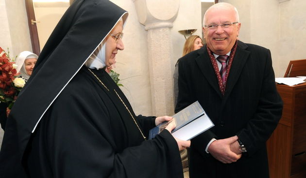Zadar, 150112.Povodom dana Sv. Stosije gradonacelnik dr. Zvonimir Vrancic, tradicionalno je posjetio benediktinke u samostanu sv. Marije, razmijenio darove, cestitao imendan opatici Anastaziji Cizmin i odrzao prigodan govor. U katedrali Svete Stosije odr