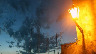 Vis 210812.
Otok Vis jedan je od najudaljenijih hrvatskih otoka koji broji nesto manje od 3 i pol tisuce stanovnika.No u vrijeme turisticke sezone otok postaje omiljena destinacija turistima od kojih je tradicionalno u kolovozu najvise Talijana.Vis ima bo